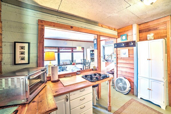 Cottage (1 Bedroom) | Privékeuken | Een microgolfoven, een oven, een kookplaat, kookgerei, borden en bestek