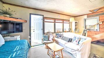 1 bedroom, bed sheets