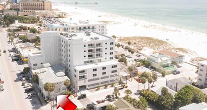 Colorful Townhome, Steps to Clearwater Beach!