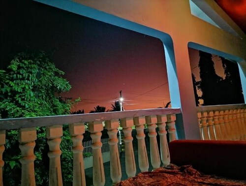 Libby's Vacation Rental- 2 Bed Home w/ 55inch Smart TV & A.C