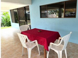 تناول الطعام بالخارج