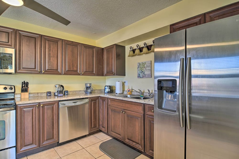 Comfy Dunedin Escape: 1 Block to Main Street! - East Lake, FL