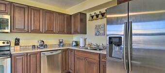Comfy Dunedin Escape: 1 Block to Main Street!