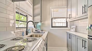Appartement (2 Bedrooms) | Cuisine privée | Micro-ondes, serviettes en papier