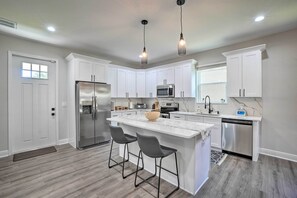 Microondas, horno, parrilla de estufa y lavavajillas 