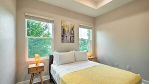 3 bedrooms, iron/ironing board, bed sheets - Contemporary Home w/ Fenced Yard 2 Mi to Downtown! (Tampa)