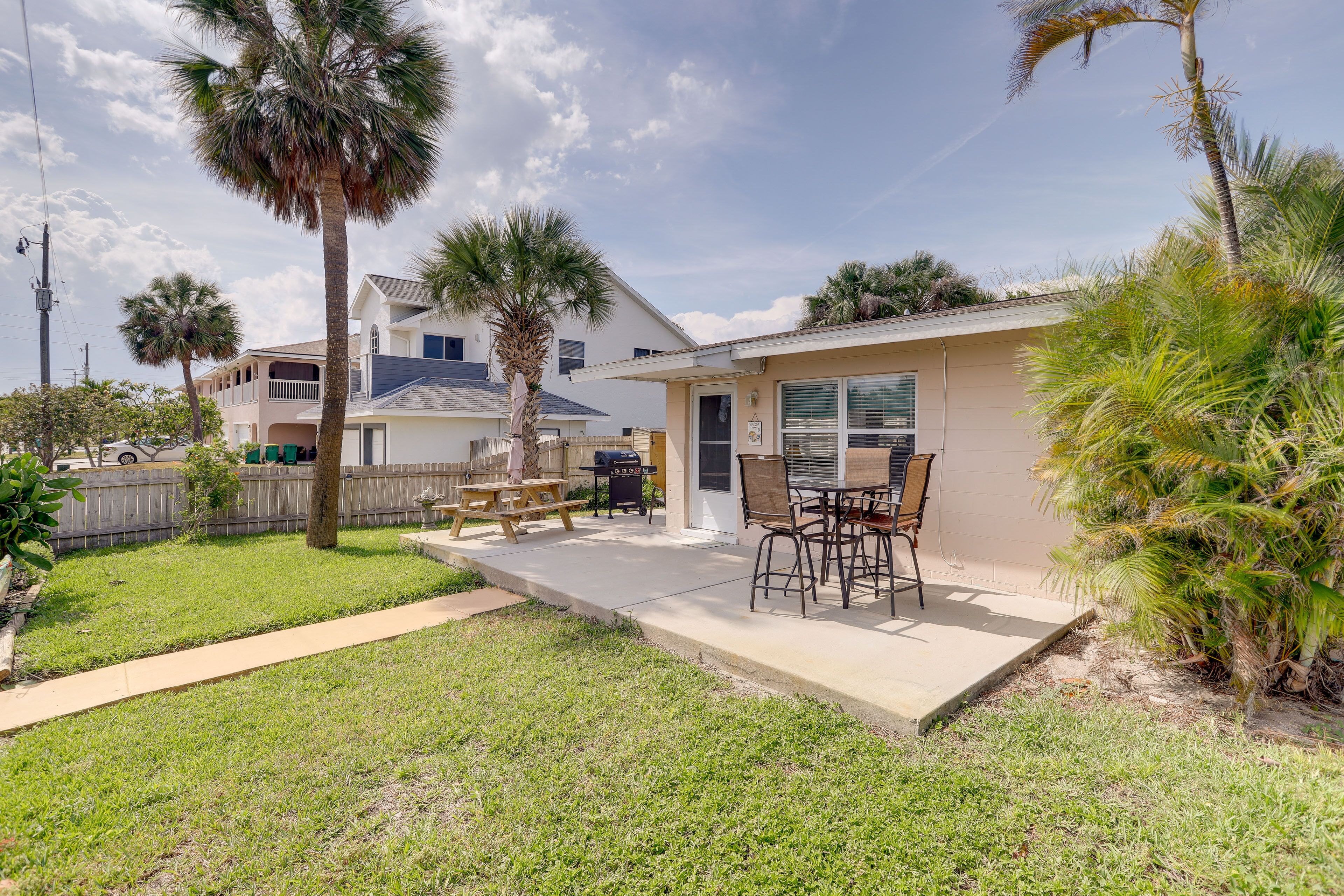 Cute Apt W/backyard & Grill - Steps to Cocoa Beach