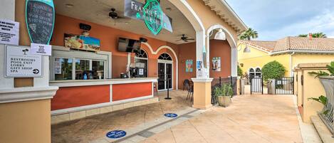 Een restaurant aan het strand, met een bord voor 'Frankie Farrell's Pub & Chill'.