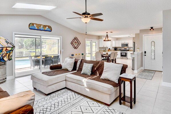 House (3 Bedrooms) | Interior - Screened Porch: Waterfront Home in Deltona! (Deltona)