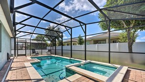 Une piscine extérieure couverte, dotée d’une terrasse en briques et entourée d’une structure en métal.
