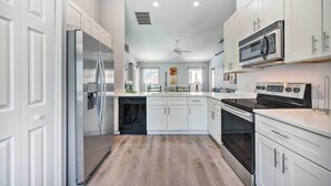 Nhà (4 Bedrooms) | Bếp riêng | Lò vi sóng, lò nướng, bếp nấu, máy rửa bát 