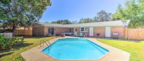 House (4 Bedrooms) | Front of property