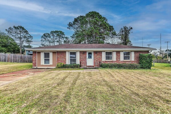 House (4 Bedrooms) | Exterior