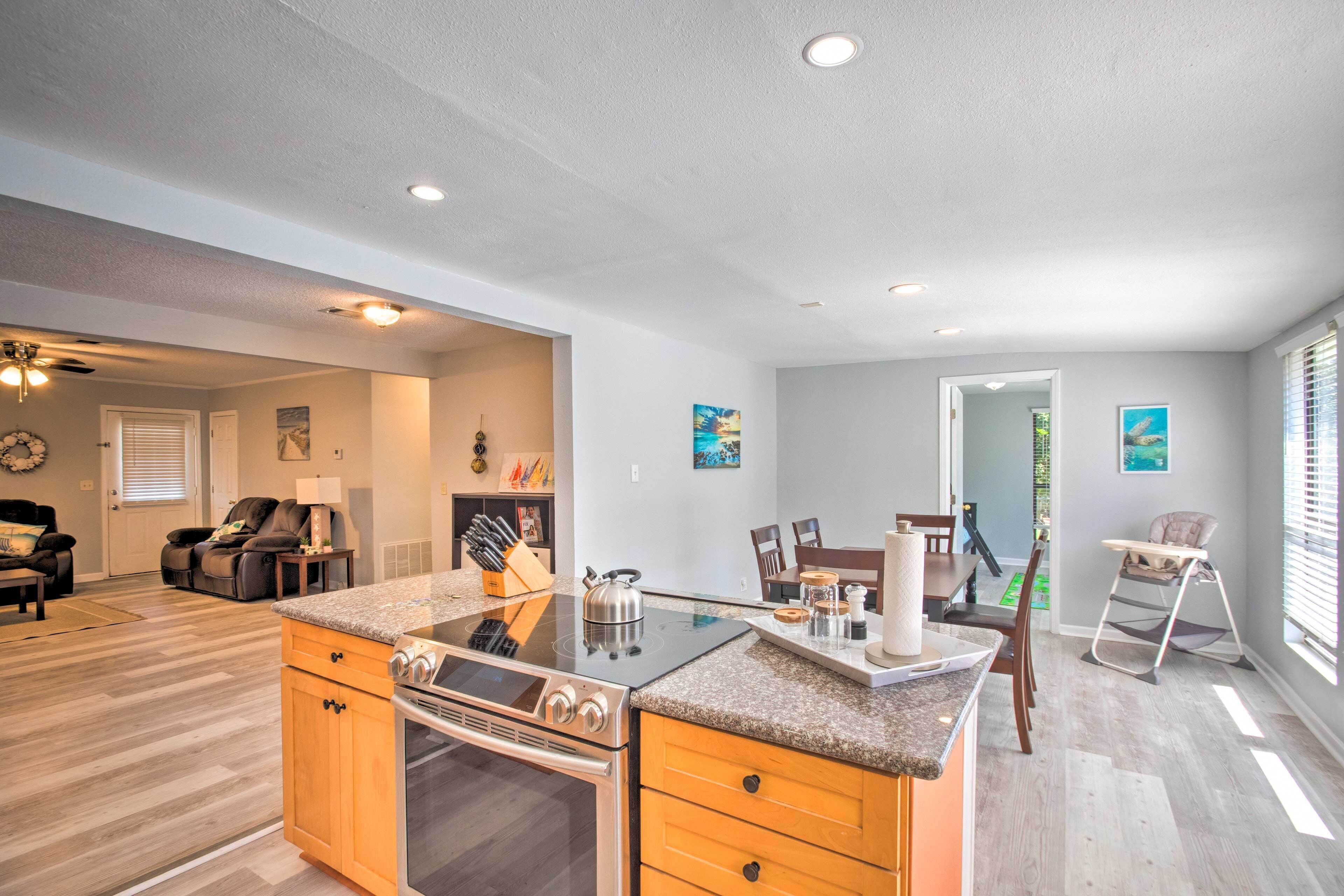 Gulf Breeze Home: 12 Mi to Pensacola Beach!