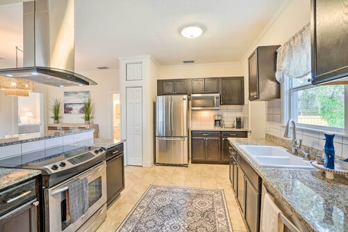 Historic Tarpon Springs Abode ~ 3 Mi to Beach