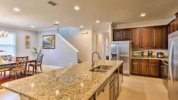 Casa (Multiple Bedrooms) | Parte interna