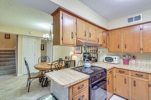 Apartment (2 Bedrooms) | Interior - 5 Mi to Pensacola Beach: Townhome w/ Yard! (Gulf Breeze)