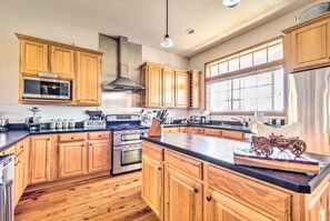 House (3 Bedrooms) | Private kitchen | Dishwasher, blender, cookware/dishes/utensils, spices