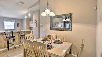 House (5 Bedrooms) | Interior