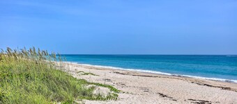 Hutchinson Island Cottage: Steps to the Beach