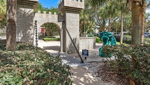 Property grounds - Kissimmee Group Getaway ~ 3 Mi to Disney! (Kissimmee)