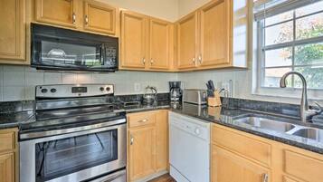 House (4 Bedrooms) | Private kitchen | Microwave, oven, stovetop, dishwasher