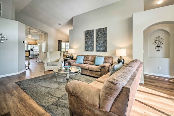 TV, books - Kissimmee Escape w/ Lanai & Private Pool! (Kissimmee)