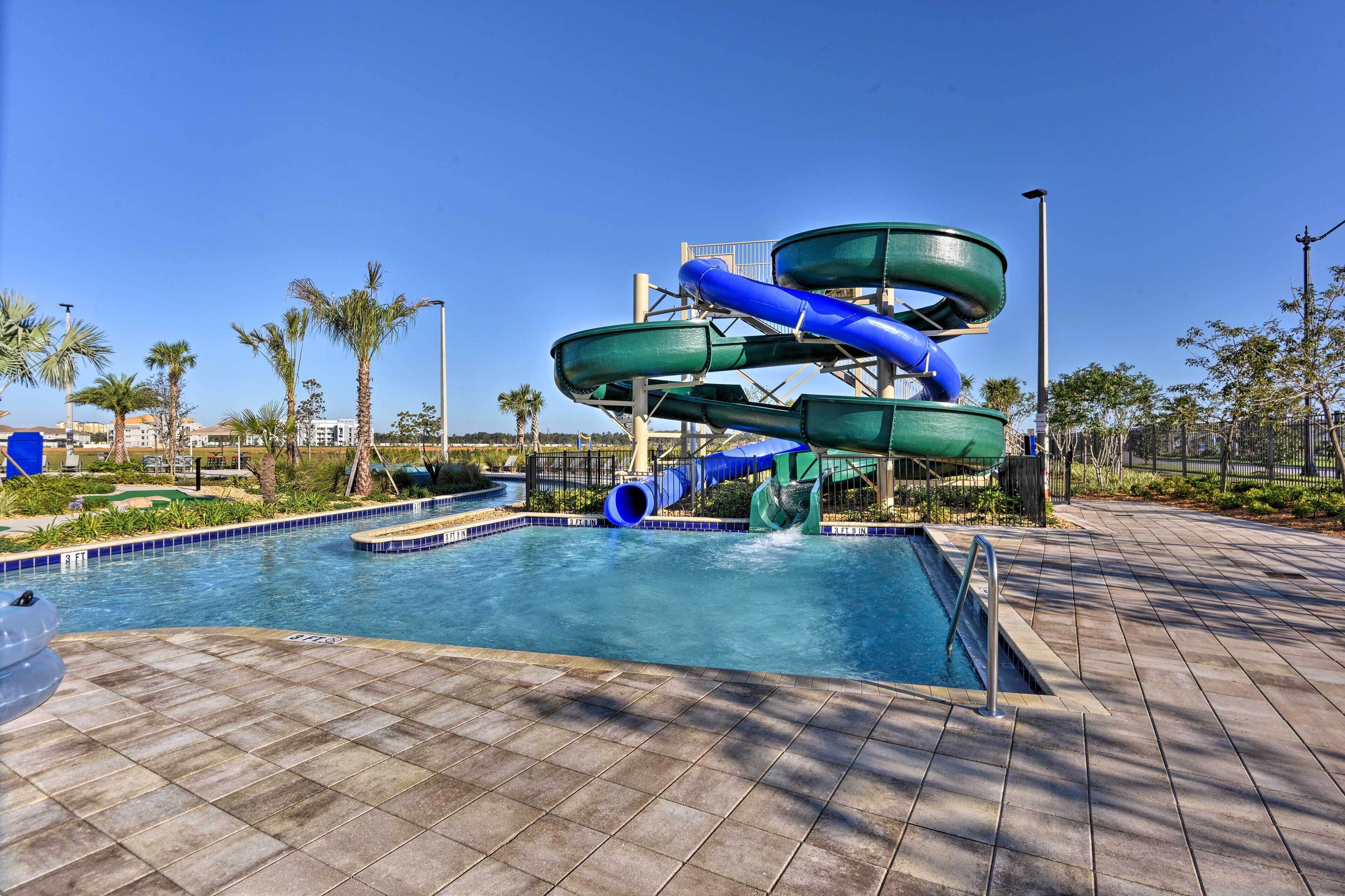Un parc aquatique doté d’une structure de toboggans à plusieurs niveaux, d’une piscine et d’une zone de terrasse carrelée.