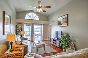House (4 Bedrooms) | Interior - Lakefront Brandon Home w/ Patio & Screened Lanai! (Brandon)