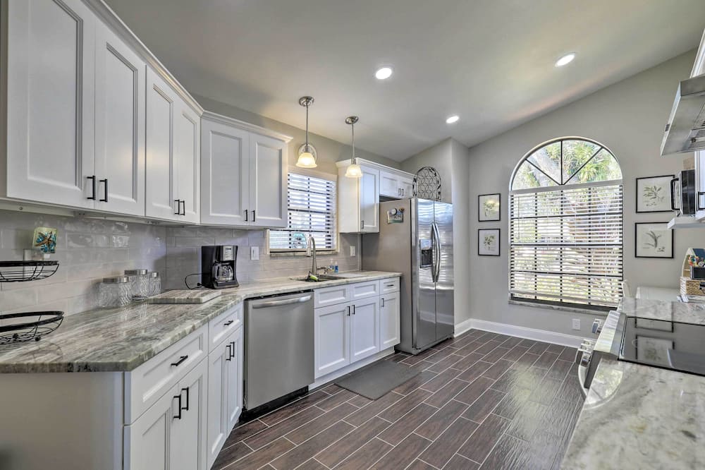 Lakefront Brandon Home w/ Patio & Screened Lanai! - Progress Village, FL