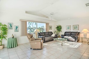 TV, books - 'La Buena Vida' - Private Pool w/ Lanai! (Cape Coral)