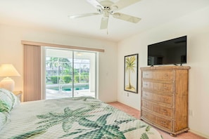 3 bedrooms, laptop workspace, iron/ironing board, bed sheets - 'La Buena Vida' - Private Pool w/ Lanai! (Cape Coral)