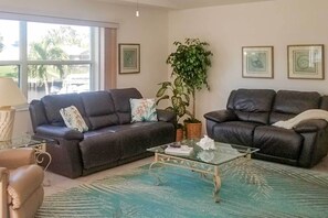 TV, books - 'La Buena Vida' - Private Pool w/ Lanai! (Cape Coral)