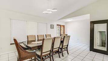 House (5 Bedrooms) | Interior