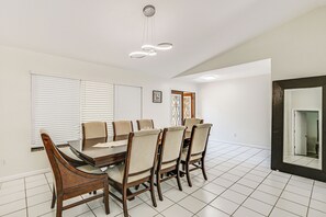 House (5 Bedrooms) | Interior