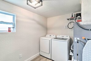 House (5 Bedrooms) | Interior