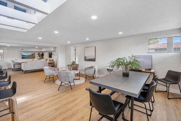 House (5 Bedrooms) | Interior