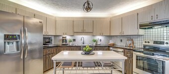 บ้าน Citrus Hills ที่กว้างขวางพร้อมสระว่ายน้ำและห้องเกม!