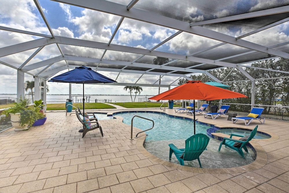 Luxe Waterfront Home W/ Pool & Dock In Cape Coral - Caribe