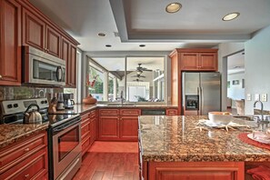 House (5 Bedrooms) | Interior