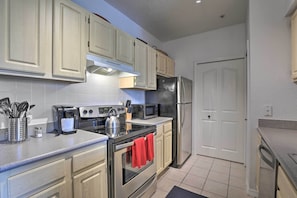 Interior - Resort-style Condo w/ Pool: 6 Mi to Magic Kingdom (Kissimmee)