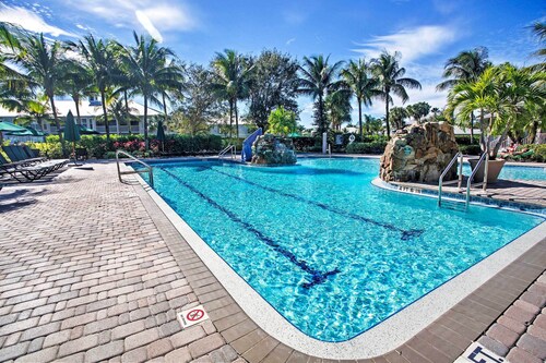 Naples Condo w/ Golf View & Resort-style Amenities