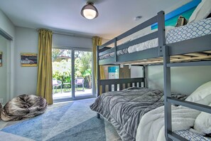 Casa (3 Bedrooms) | 3 camere, una scrivania, postazione laptop, ferro/asse da stiro