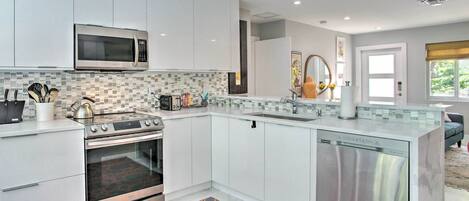 House (3 Bedrooms) | Private kitchen | Microwave, oven, stovetop, dishwasher