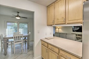 Apartment (3 Bedrooms) | Private kitchen | Microwave, oven, stovetop, dishwasher - 'midtown Tallahassee' Gem Close to Lake Ella! (Tallahassee)