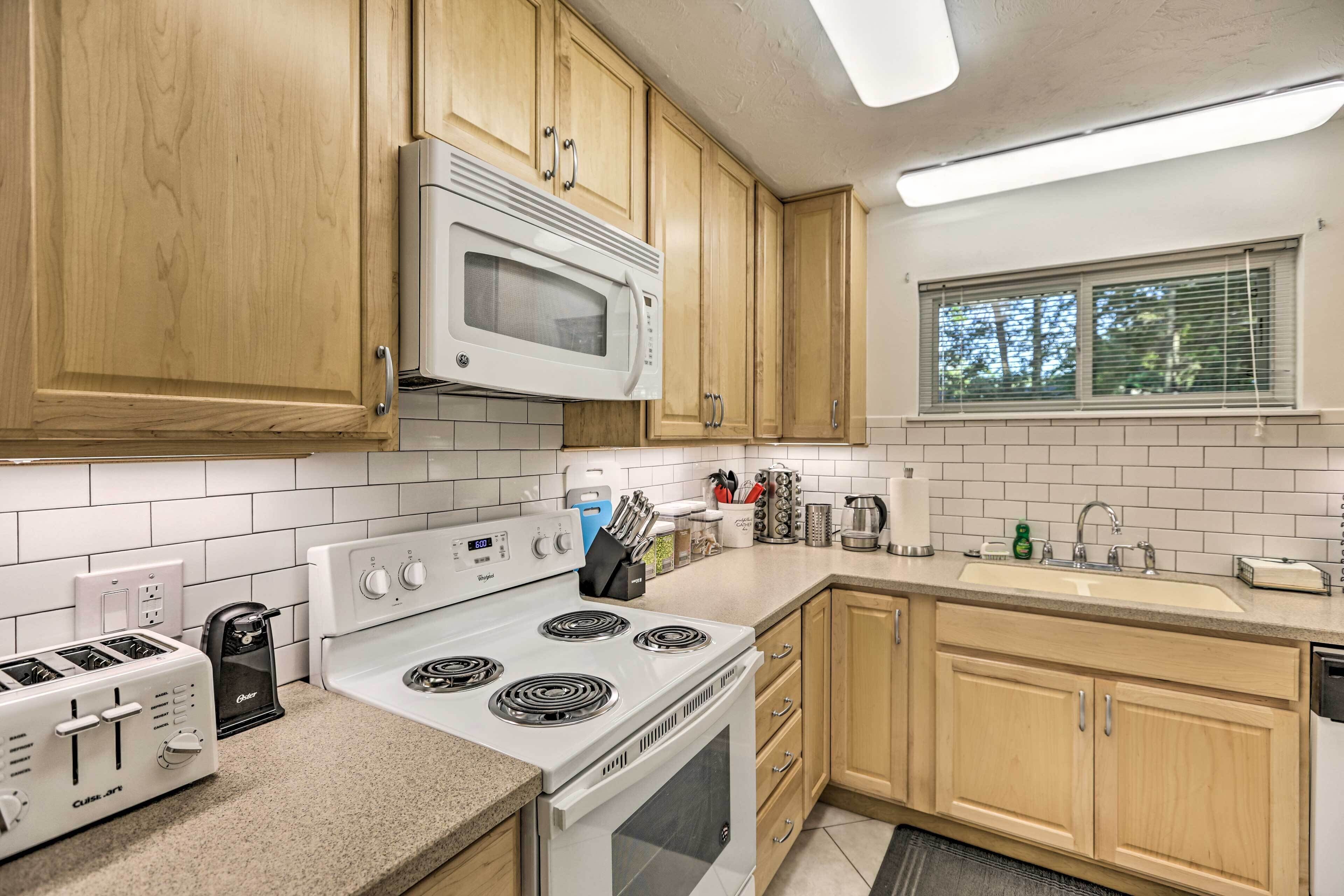 Apartment (3 Bedrooms) | Private kitchen | Microwave, oven, stovetop, dishwasher