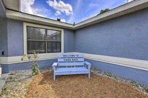 A bench with a sign reading "WELCOME TO CASA AZUL" in front of a building with a window and a blue exterior wall. - 7 Mi to World Equestrian Center: Ocala 'casa Azul' (Ocala)