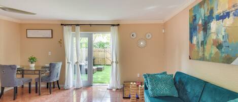 Apartment (3 Bedrooms) | Living area