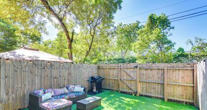 Opa-locka Townhome, 15 Mi to Miami Beach!