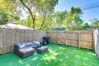 Opa-locka Townhome, 15 Mi to Miami Beach!
